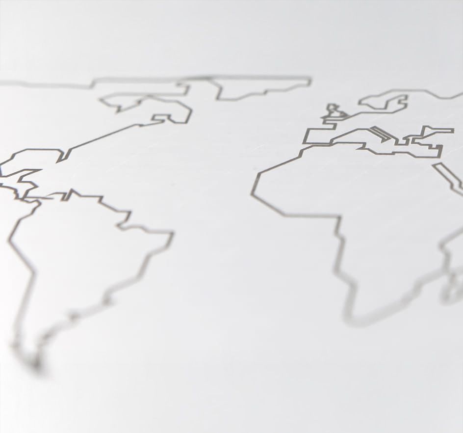 Eine Weltkarte in Metall gelasert